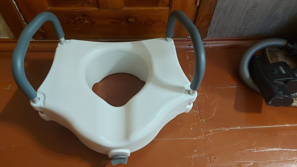 Підвищене сидіння для унітазу з поручнями