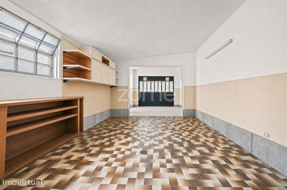 Moradia com garagem e espaço exterior