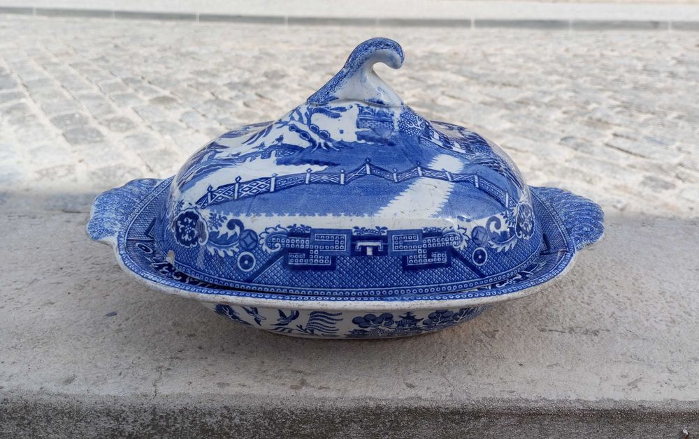 Antigo prato coberto/terrina Inglesa Blue Willow em faiança