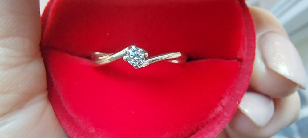 Pierścionek Au- 585 z brylantem rozm 16