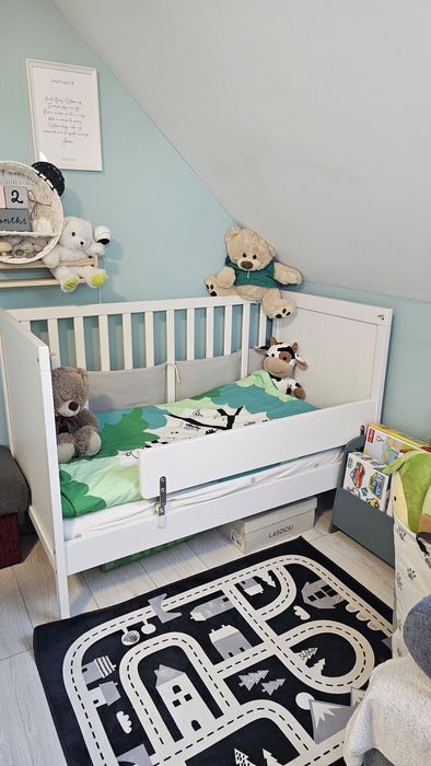 Łóżeczko niemowlęce i komoda przewijak