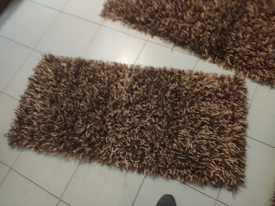 Tapetes quarto castanho com reflexos dourados pouco uso são 3