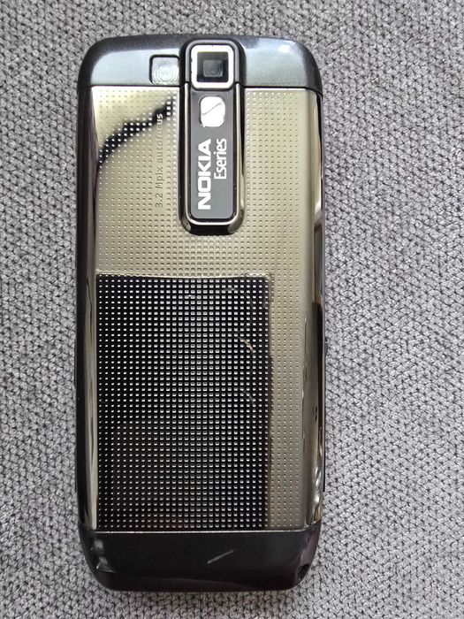 Bardzo ładna Nokia E66 100% sprawna z oryginalną ładowarką!!