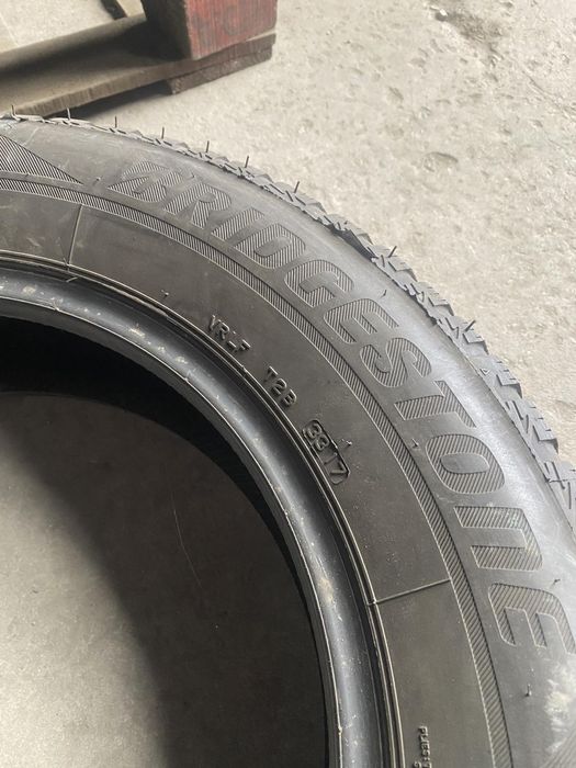 215.65.17 Bridgestone 4шт зима БУ склад шины резина из Европы R17 215