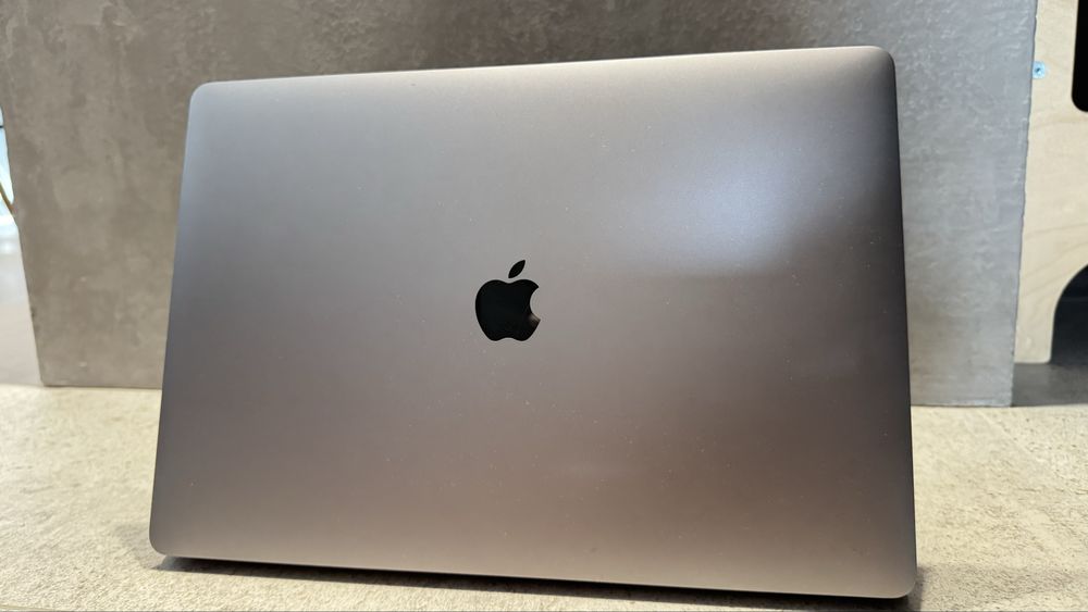 Apple Macbook Pro A1990 2018 2019 15’ 32gb 1tb Radeon Pro 560X 4gb