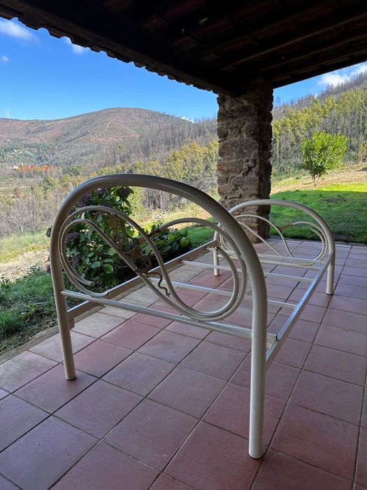 2 camas de ferro brancas