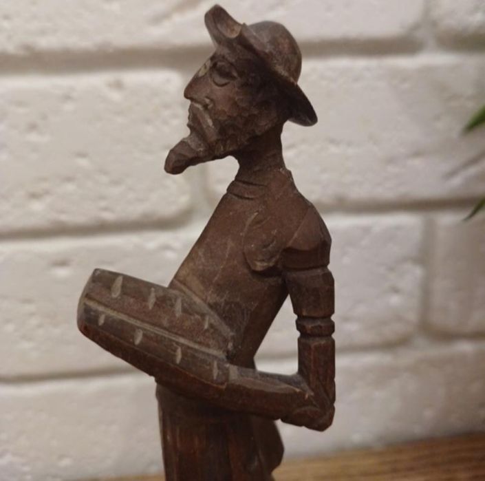 Антикварная деревянная фигурка Дон Кихота.