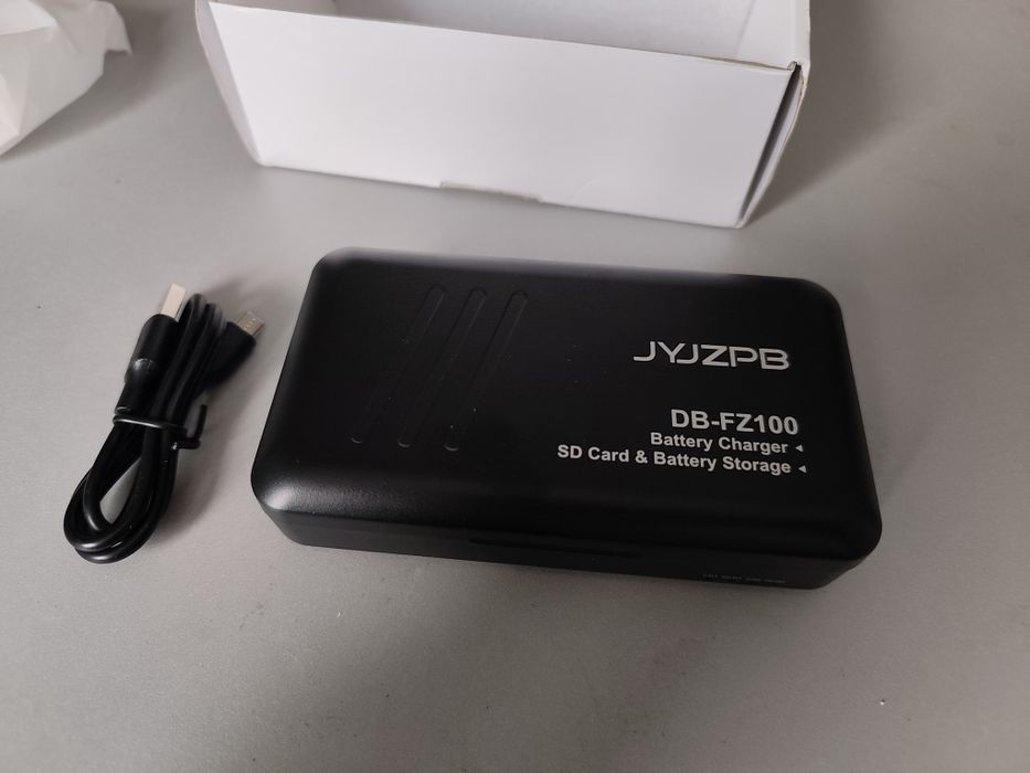 ładowarka do akumulatorów aparatu Sony NP-FZ100 wraz z dwoma bateriami