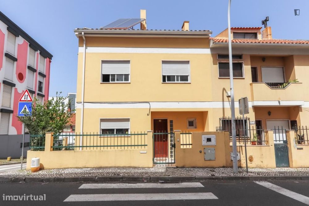 Quarto - localizado em Benfica Lisbon
