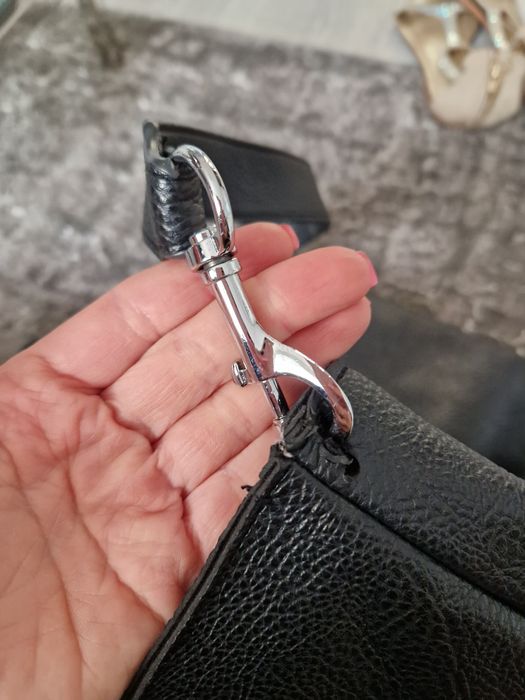 Czarna torebka z fredzlami.