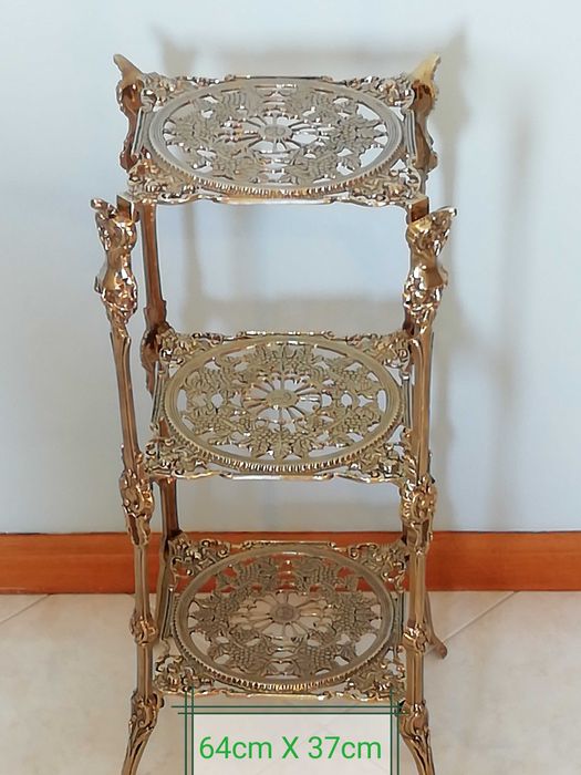 Mesa de apoio em latão