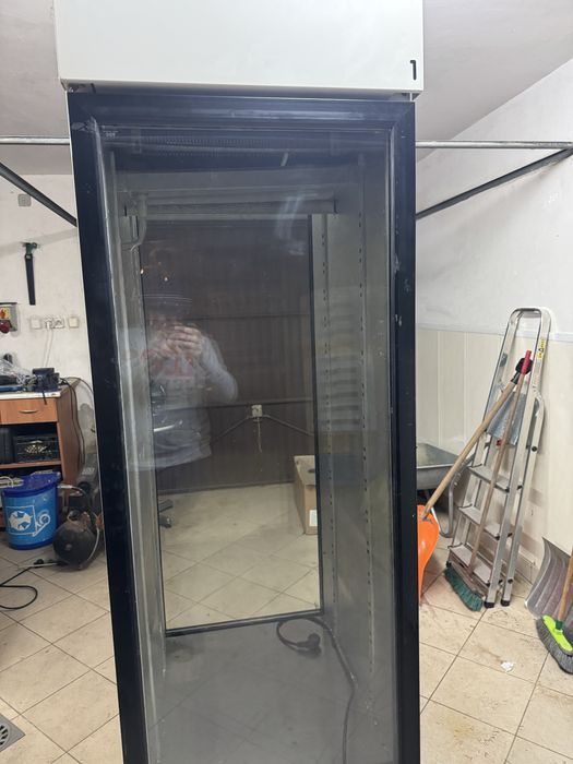 Witryna cukiernicza stojaca