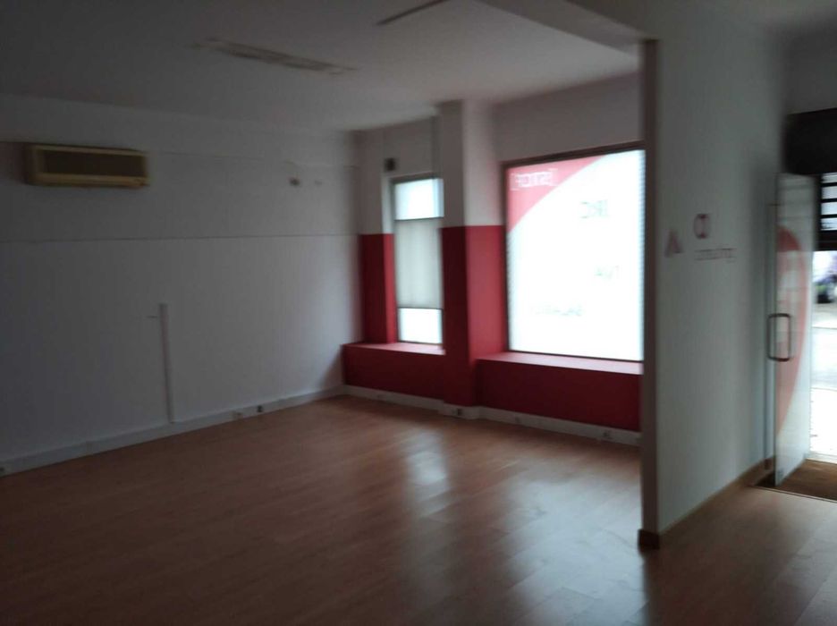 Arrendamento espaço comercial na Rua Coronel José Lemos, 2 A Venteira