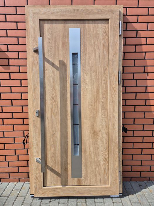 Drzwi wejściowe z pochwytem do domu zewnętrzne PCV prawe