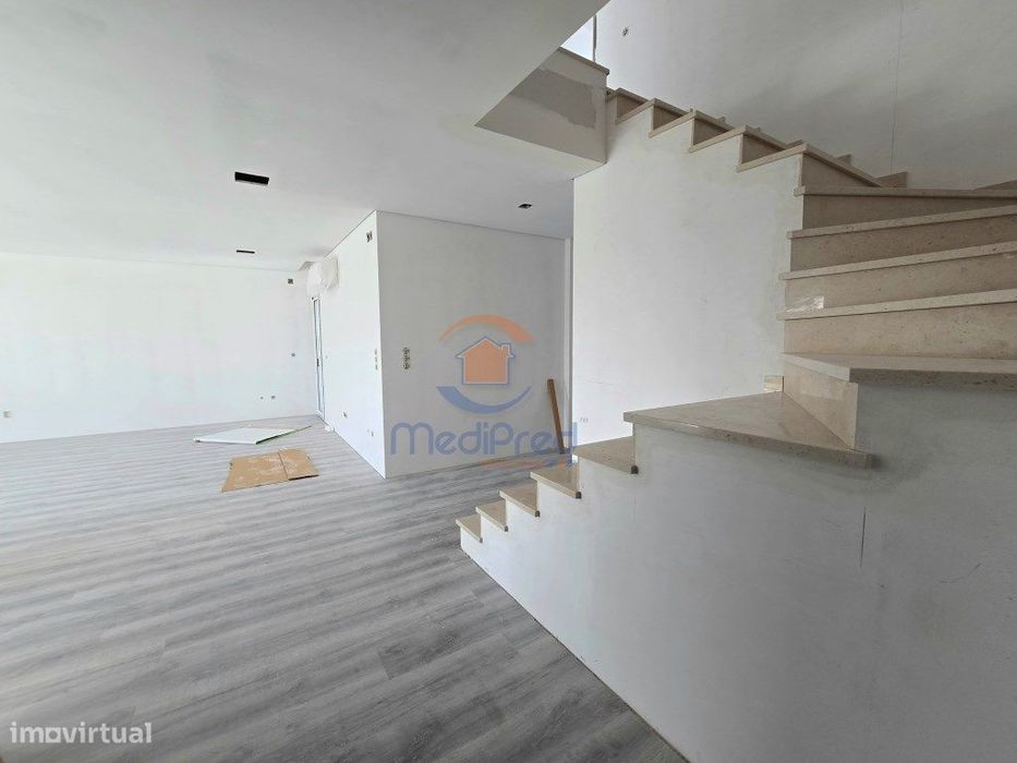 Apartamento T5 duplex em construção - Montijo