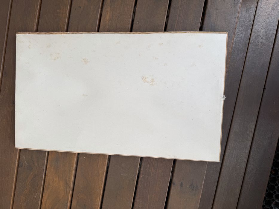 Lustro w zlotej ramie drewniana