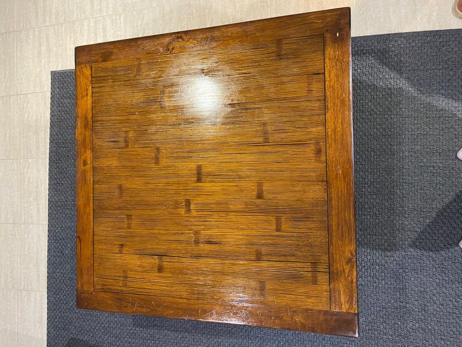 Mesa de sala de madeira