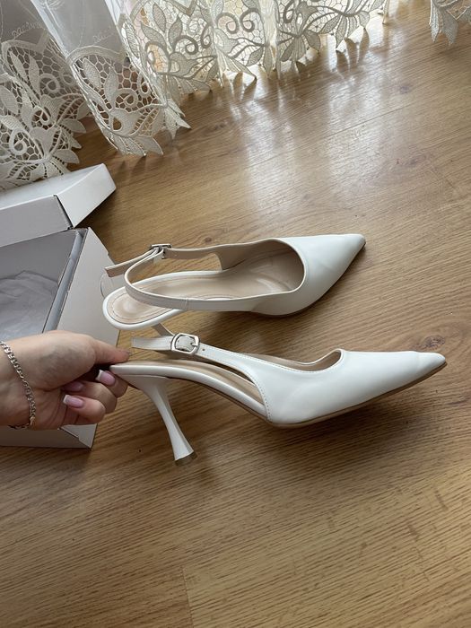 Білі туфлі слінгбеки