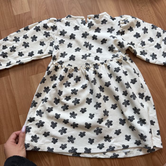 Пакет речей Zara для дівчинки, 98-104 р. Жилетка, світер, сукня