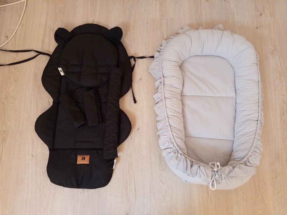 czarna wkładka do wózka z uszami i szary kokon niemowlęcy z falbanką.
