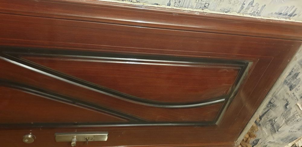 Продам входную дверь.