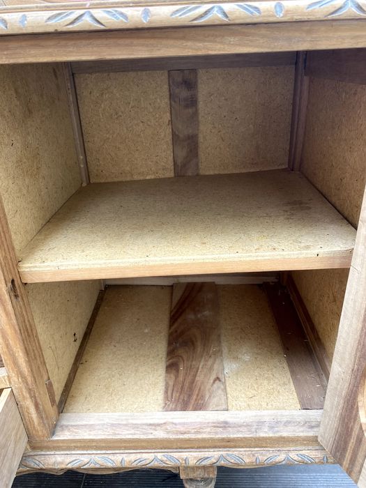 Móvel Aparador de Madeira 2 portas e 4 gavetas