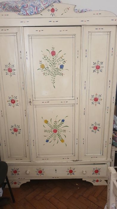 Mobilia de quarto alentejana anos 60 pintada à  mão