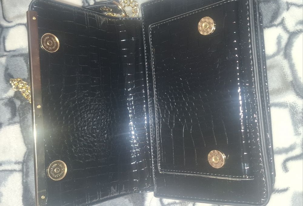 Modna nowoczesna torebka kuferek czarna lakierkowa z zlotym