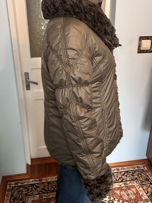 Жіноча зимова тепла куртка з хутряним коміром та манжетами