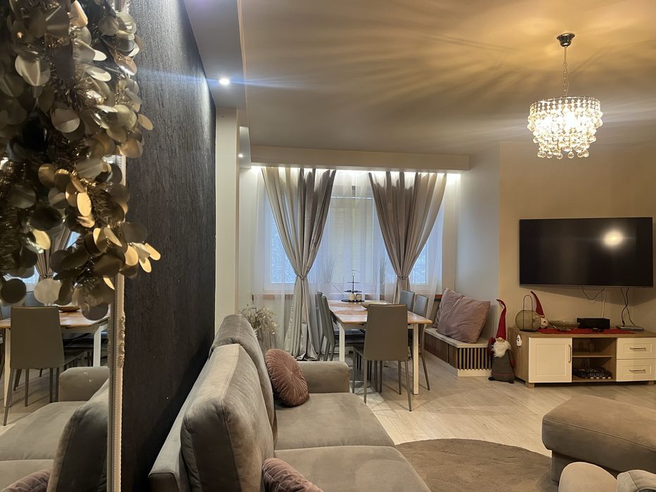 Arkadia blisko jeziora i lasu