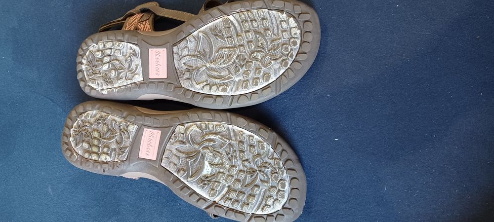 Sandały Skechers.