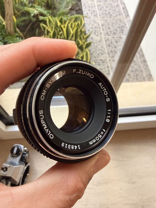 Olympus OM 10 c/ Zuiko 50mm f1.8 c/ adaptador shutter - câmara analógica