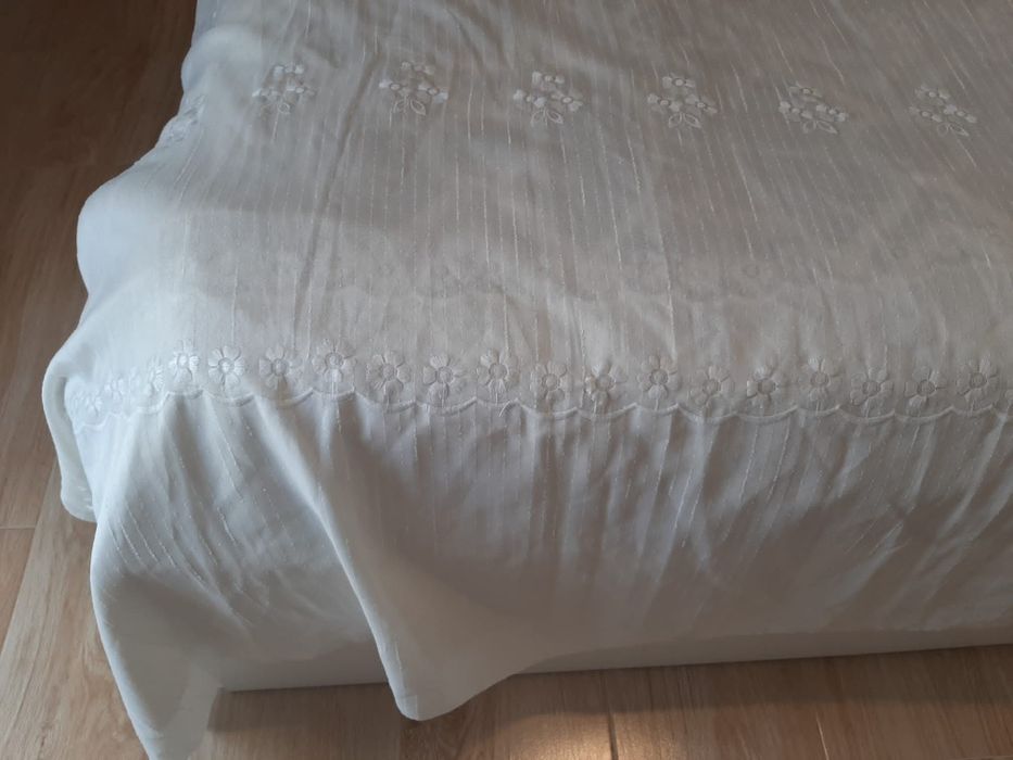 Vende se Cortinado inteiro cor branca com bordados de seda com flores