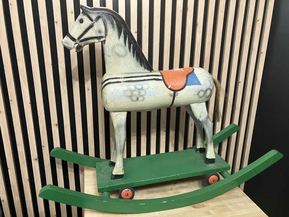 Stary koń na biegunach Drewniany