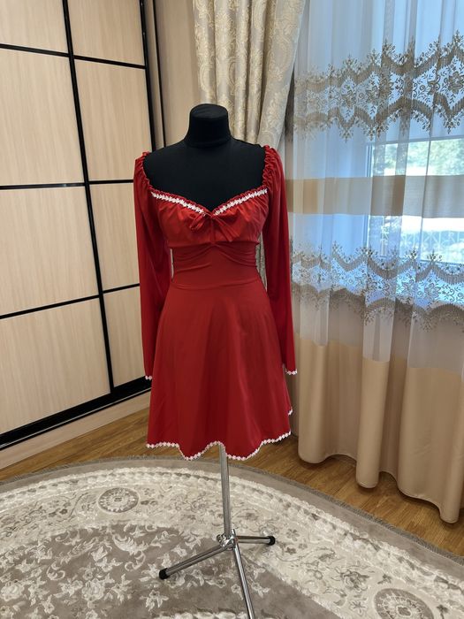 Червона приваблива  сукня