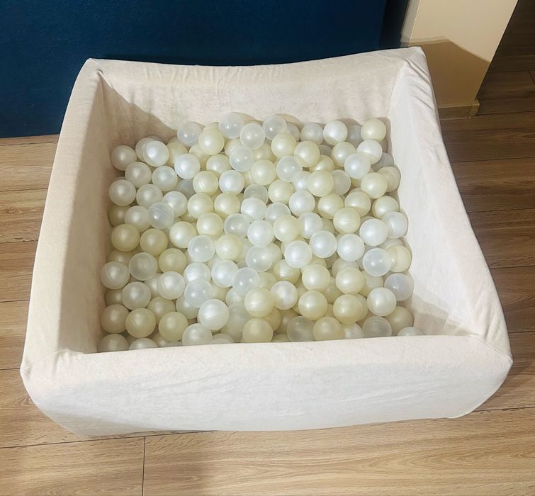 Suchy basen z kulkami