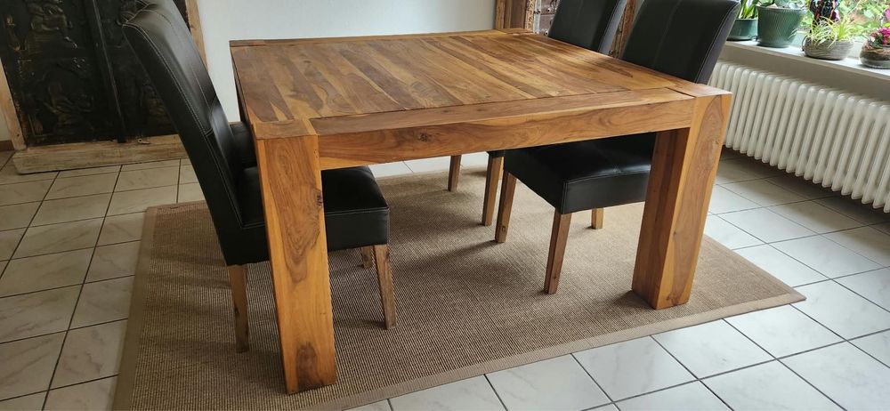 Mesa e cadeiras em madeira