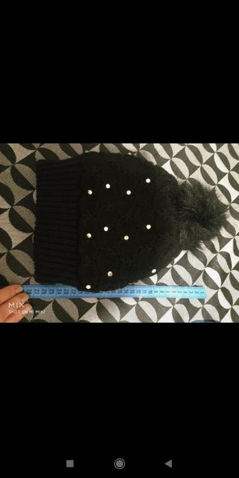 Czarna czapka damska.