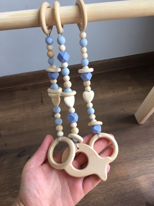 Stojak edukacyjny baby gym, zawieszki, gryzak drewniany