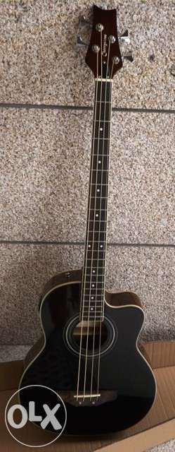 Guitarra baixo eletroacústico de cor preta ou castanha