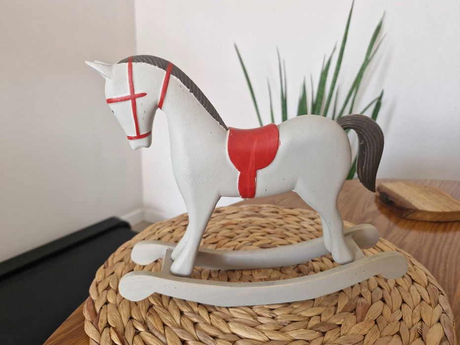 Figurka drewniana konik na biegunach