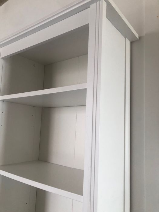 Estante de livros em bom estado