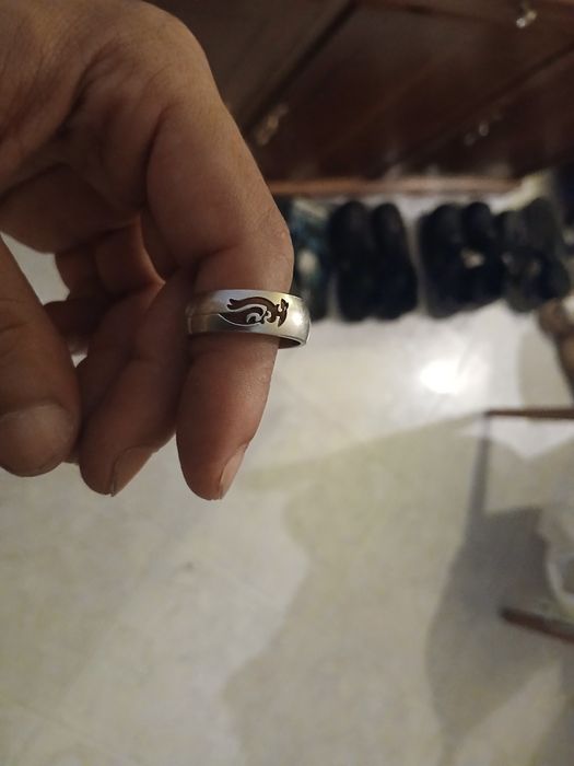 Anel masculino prateado com detalhe preto