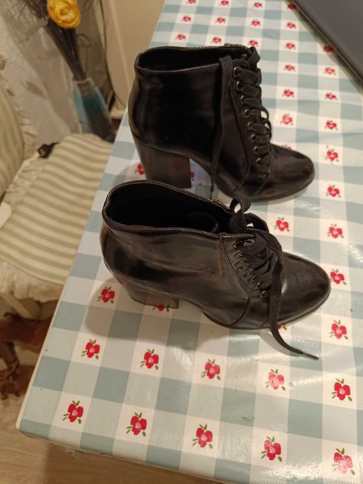 Botins em verniz preto