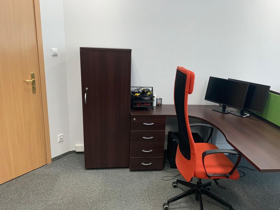 Zestaw mebli biurowych – biurka, szafy, regały, fotele – bardzo dobry