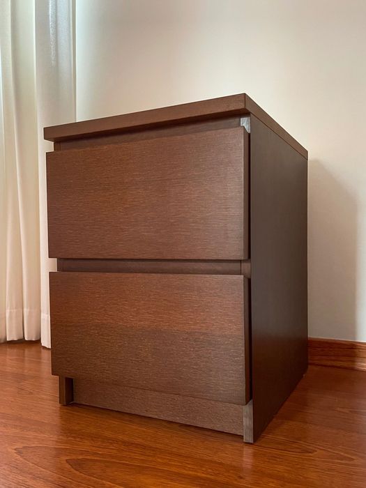 Mesa de Cabeceira Compacta e Funcional - Ótimo Estado!