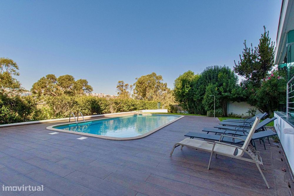 T3 com vista sobre o Jamor, box de 58 m² e condomínio com piscina