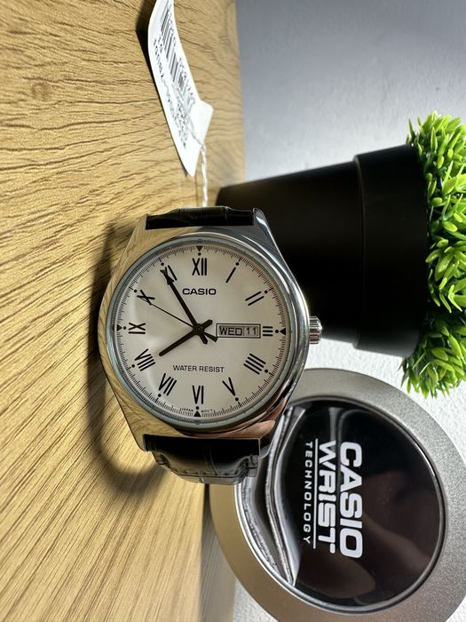 Годинник Casio MTP-V006L нові, білі