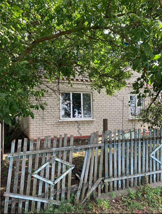 Кошманівка. Продаж окремого, добротного будинку з комунікаціями.