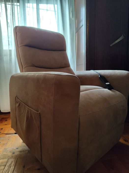 Cadeirão elétrico com motor de elevação